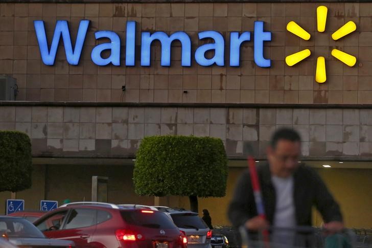 © Reuters. A shopper pushes a cart in front of a Wal-Mart store in Mexico City