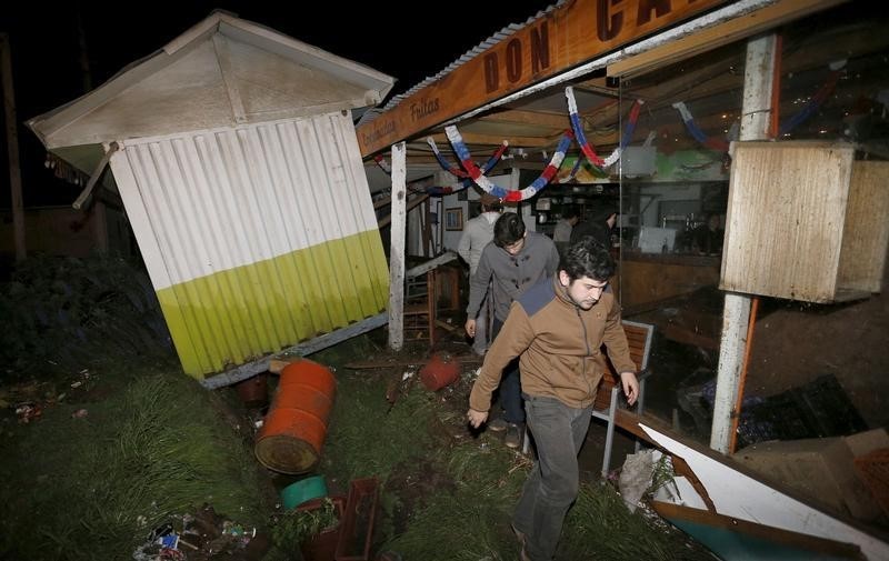 © Reuters. رئيسة تشيلي تقول ان 3 أشخاص قتلوا في الزلزال وانها ستتفقد المناطق المنكوبة