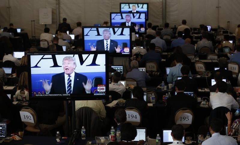 © Reuters. Members of the news media watch on monitors in the media center as Republican U.S. presidential candidate Trump speaks during the second official Republican candidates debate of the 2016 U.S. campaign at the Reagan Presidential Library in Simi Valley