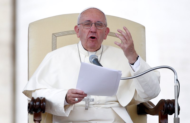 © Reuters. Pope Francis speaks as he leads the weekly audience in Saint Peter's Square at the Vatican