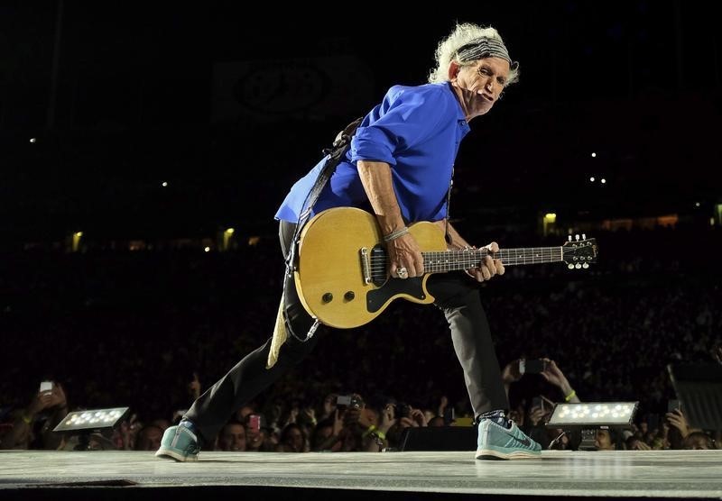 © Reuters. Veteran rock Keith Richards performs during the Rolling Stones' final concert in the U.S. on their "Zip Code" tour in Orchard Park