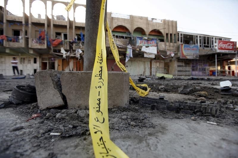 © Reuters. مصادر: مقتل 12 على الأقل في انفجارات بوسط بغداد