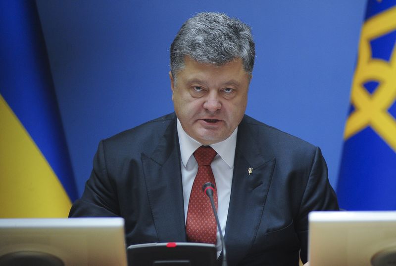 © Reuters. Президент Украины Петр Порошенко на встрече с кабинетом министров в Киеве 