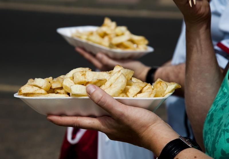 © Reuters. أكثر من ثلث الاطفال والشبان الامريكيين يتناولون وجبات سريعة يوميا