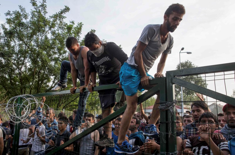 © Reuters. Los muros no resolverán la crisis migratoria, dice el comisario de la UE  