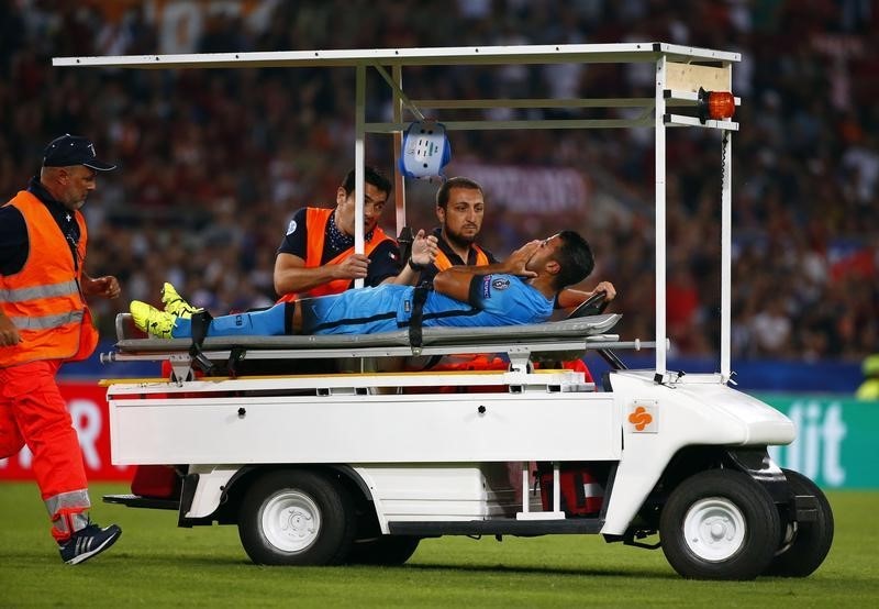 © Reuters. رافينيا لاعب برشلونة يخضع لجراحة في الركبة