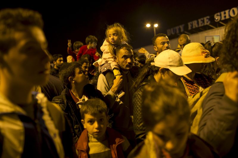 © Reuters. رحلة مع اللاجئين: سباق مع الزمن قبل إغلاق الحدود المجرية