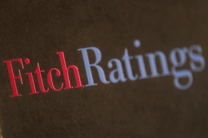 © Reuters. Логотип у входа в офис Fitch в Милане