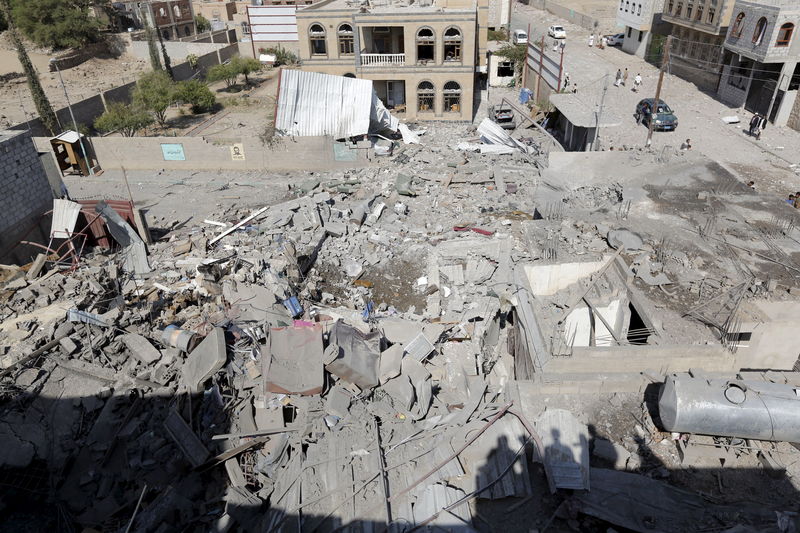 © Reuters. مسعفون: 9 قتلى على الأقل في غارات للتحالف باليمن