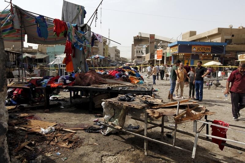 © Reuters. الدولة الإسلامية تعلن مسؤوليتها عن تفجيرين انتحاريين في بغداد