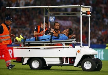 © Reuters. Rafinha tendrá que pasar por el quirófano tras su lesión de rodilla