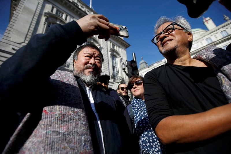 © Reuters. AI WEIWEI ET ANISH KAPOOR MARCHENT POUR LES RÉFUGIÉS