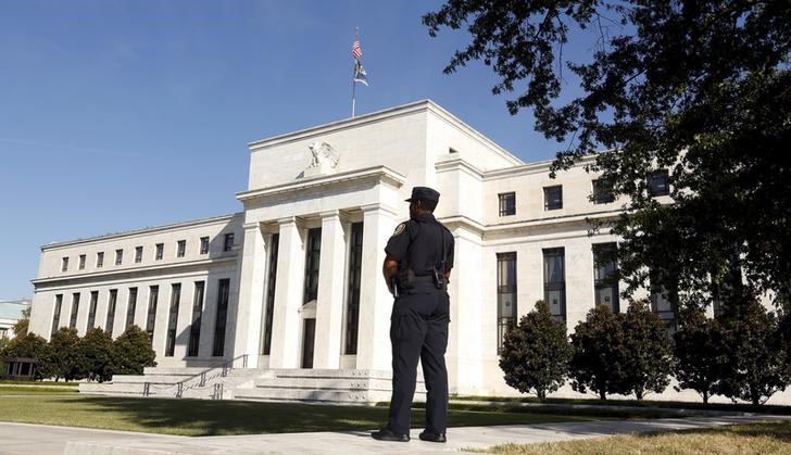 © Reuters. Policial observa o prédio do Federal Reserve, em Washington