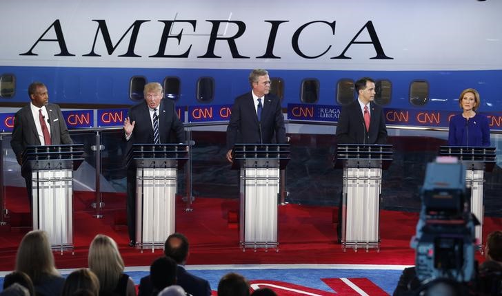 © Reuters. Pré-candidatos republicanos Carson, Trump, Bush, Walker e Fiorina durante debate na Califórnia