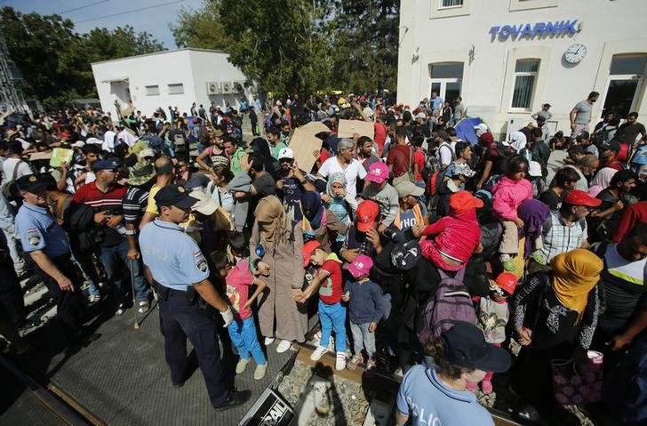 © Reuters. Imigrantes esperam por trens na estação de Tovarnik, na Croácia