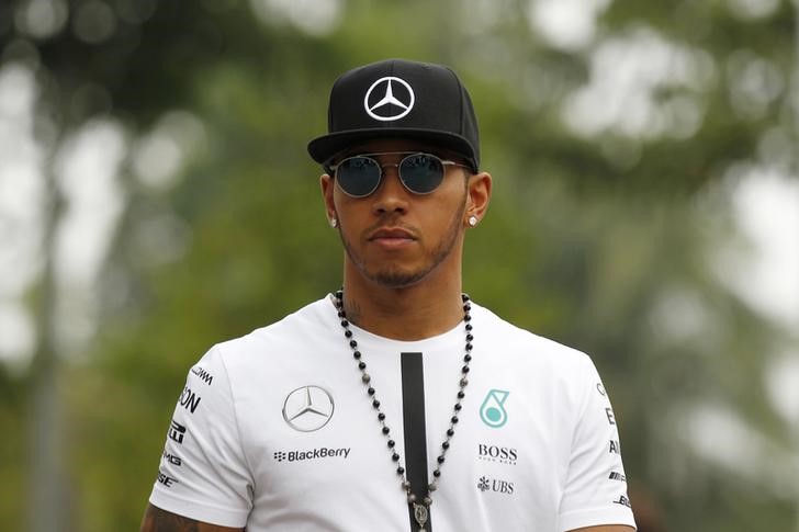 © Reuters. Lewis Hamilton caminha pelo circuito de Marina Bay, palco do GP de Cingapura de F1