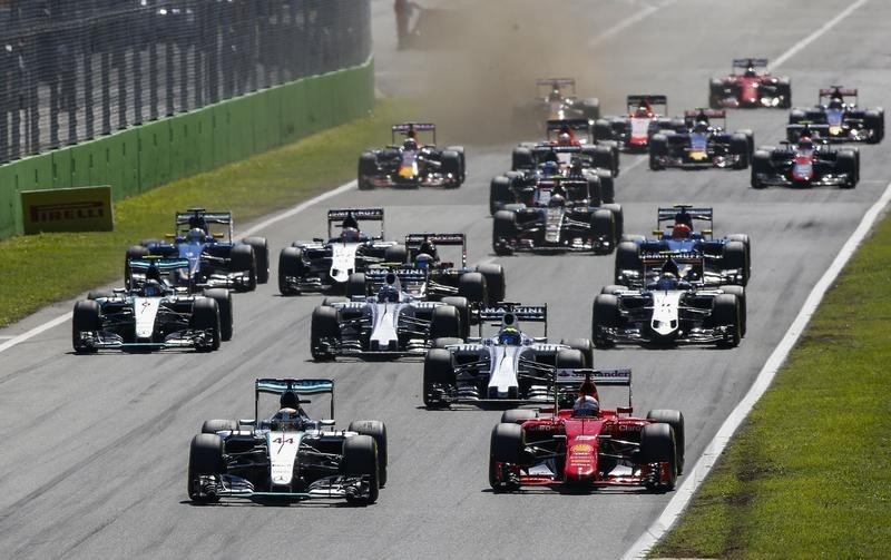 © Reuters. فيتل سيكافح للفوز بلقب فورمولا 1