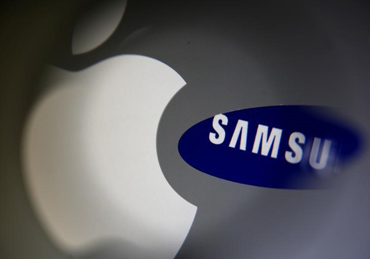 © Reuters. APPLE REMPORTE UNE BATAILLE JUDICIAIRE CONTRE SAMSUNG AUX USA