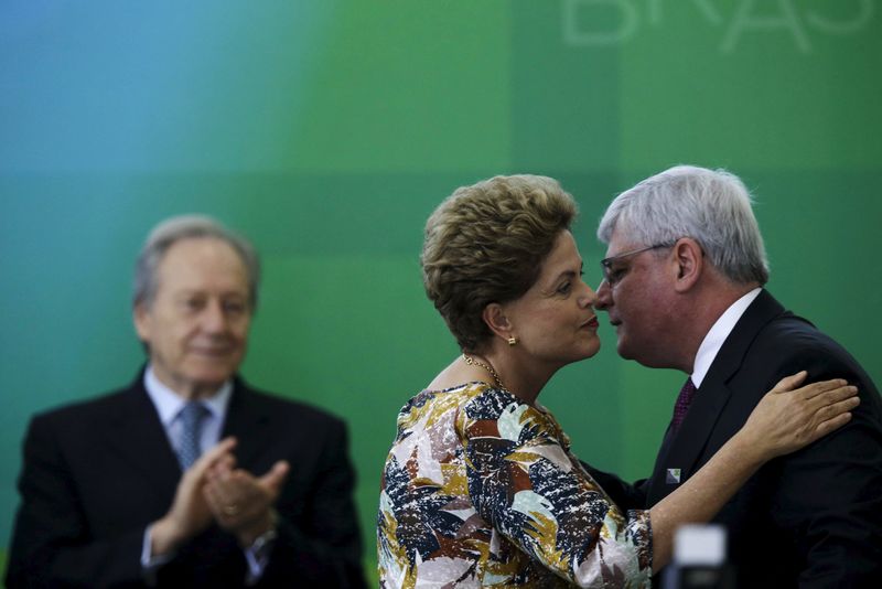 © Reuters.  Presidente Dilma Rousseff cumprimenta Janot, com persidente do STF, Ricardo Lewandovski, ao fundo