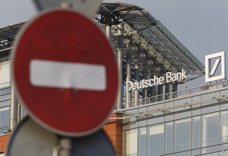 © Reuters. The logo of Deutsche Bank is seen on the roof of the bank's headquarters in Moscow