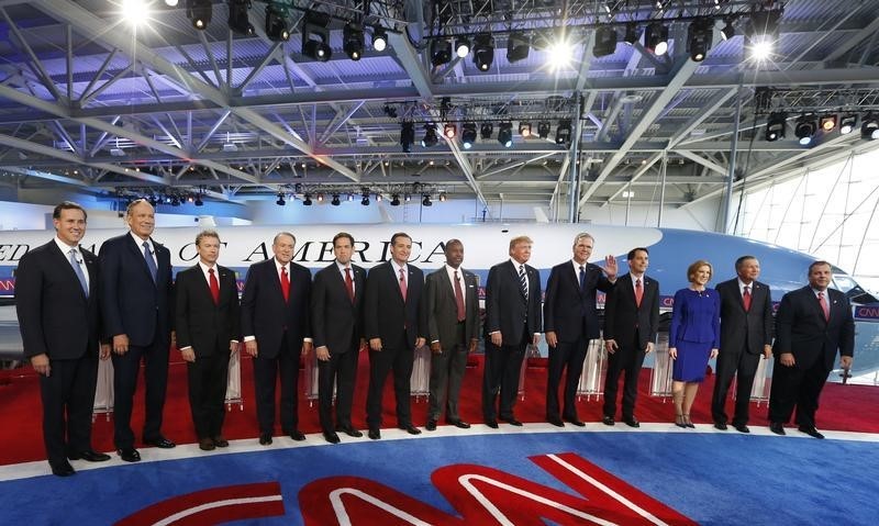 © Reuters. Republican U.S. presidential candidates pose before the start of the second official Republican presidential candidates debate of the 2016 U.S. presidential campaign at the Ronald Reagan Presidential Library in Simi Valley 