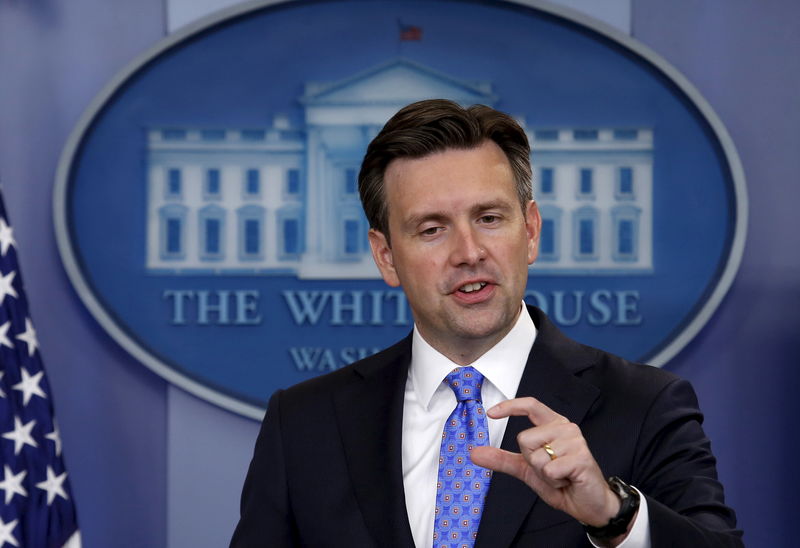 © Reuters. White House Press Secretary Josh Earnest speaks during a press briefing 