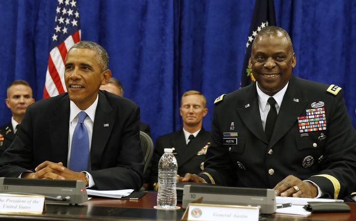 © Reuters. U.S. President Barack Obama sits next to Commander of Central Command Gen. Lloyd Austin III during in a briefing from top military leaders while at U.S. Central Command at MacDill Air Force Base in Tampa