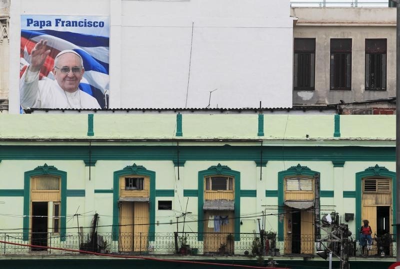 © Reuters. Cubanos, expectantes ante visita del Papa pero no esperan milagros