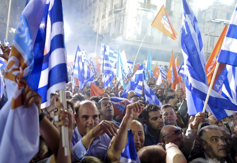 © Reuters. New Democracy party supporters attend their closing election rally in Omonia square in Athens