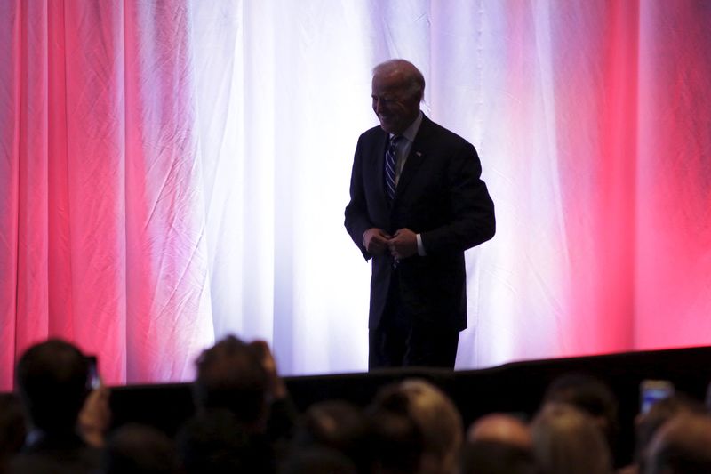 © Reuters. Vice President Joe Biden arrives on stage at the Solar Power International trade show in Anaheim, California 