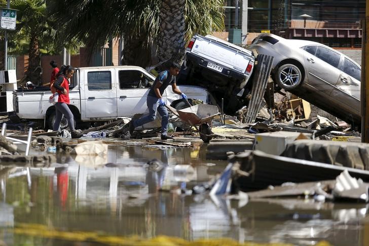 © Reuters. Carros danificados por terremoto na região chilena de Coquimbo