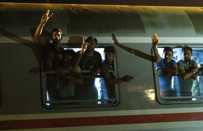 © Reuters. سيل من المهاجرين يجتاح كرواتيا والاتحاد الأوروبي يقرر عقد قمة