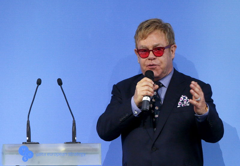 © Reuters. Cantor Elton John discursa durante cerimônia em Kiev, na Ucrânia