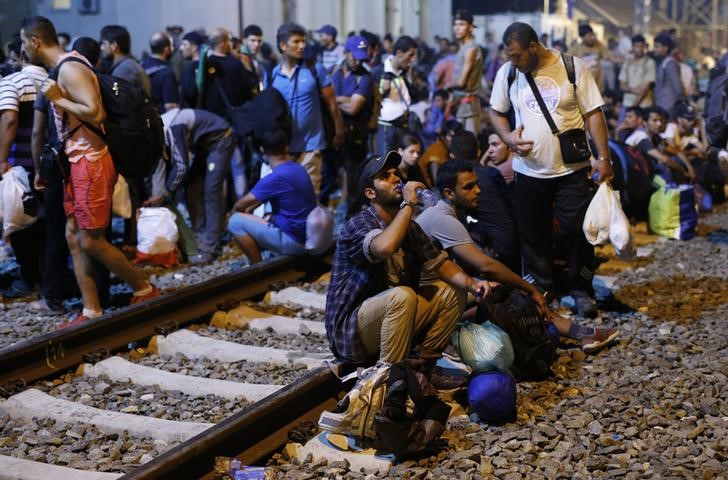 © Reuters. Imigrantes aguardam em estação de trem em Tovarnik, na Croácia