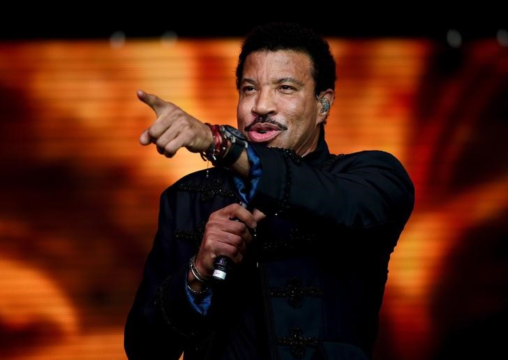 © Reuters. Lionel Richie durante show no Festival de Glastonbury 