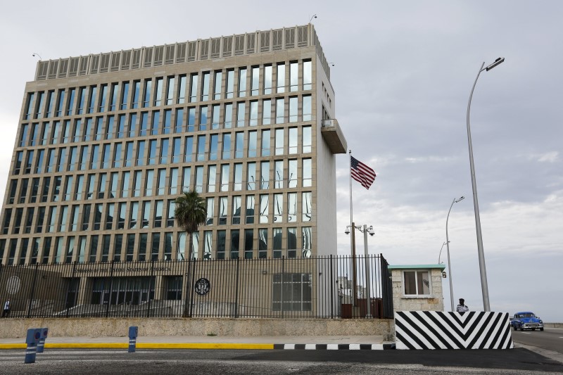 © Reuters. A vintage car drives next to the U.S. embassy in Havana