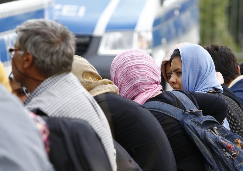 © Reuters. Migrants wait to be registered after crossing the border from Austria in Freilassing