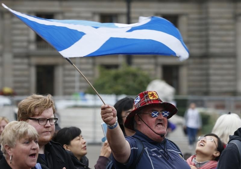 © Reuters. A supporter of the "Yes" campaign reacts in George Square after the referendum on Scottish independence in Glasgow