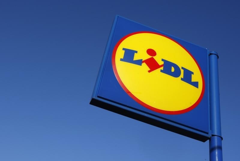 © Reuters. A sign is seen outside a LIDL supermarket in London
