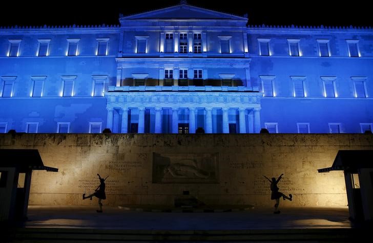 © Reuters. Guardas presidenciais fazem performance em frente ao Parlamento em Atenas