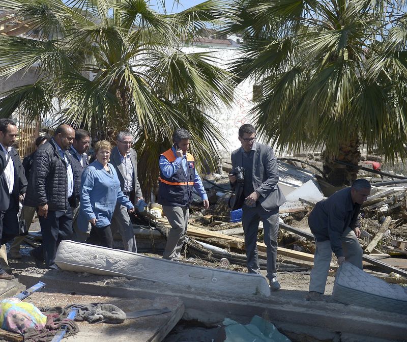 © Reuters. Handout photo of Chile's President Bachelet visiting Coquimbo city after an earthquake hit areas of central Chile