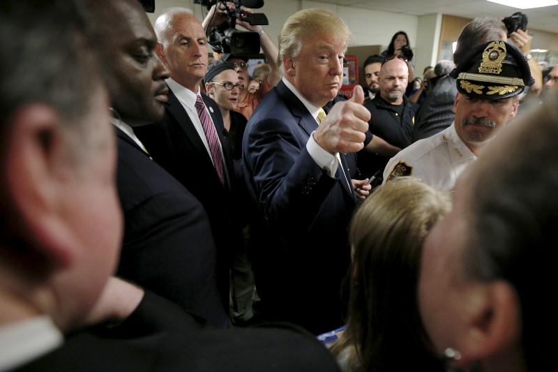 © Reuters. U.S. Republican presidential candidate Donald Trump gives a thumbs up to supporters as he arrives for a campaign town hall meeting in Rochester