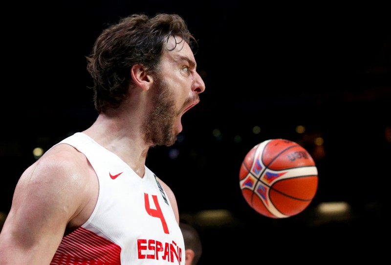 © Reuters. Gasol lleva a España a la final del Eurobasket