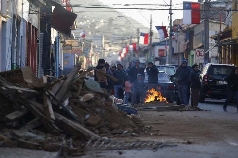 © Reuters. Terremoto y tsunami en Chile dejan al menos 12 muertos