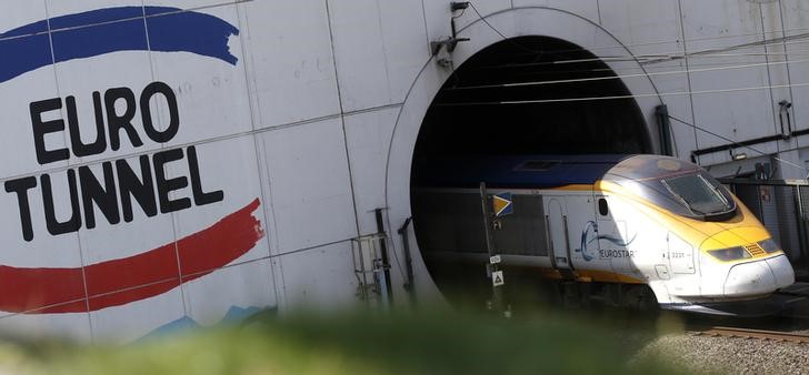 © Reuters. UN MIGRANT MEURT ELECTROCUTÉ SUR LE SITE D'EUROTUNNEL