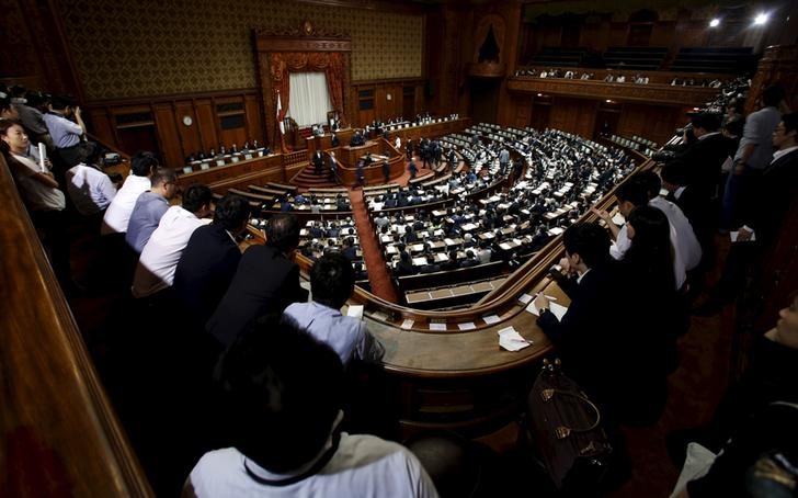 © Reuters. Lawmakers vote for the limitation of the length of a speech during the plenary session for Japan' Prime Minister Abe' censure motion at the Upper House of the parliament in Tokyo