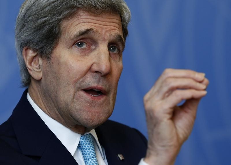 © Reuters. US Secretary of State Kerry gestures during his news conference at the UN in Geneva