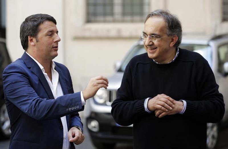 © Reuters. Il premier Matteo Renzi (a sinistra) con l'ad di Fiat Sergio Marchionne 