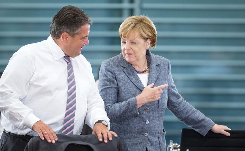 © Reuters. Il cancelliere tedesco Angela Merkel (a destra) con il ministro dell'Economia Sigmar Gabriel 