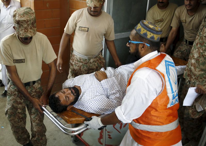 © Reuters. Milicianos talibanes matan a 17 personas en una base aérea en Pakistán